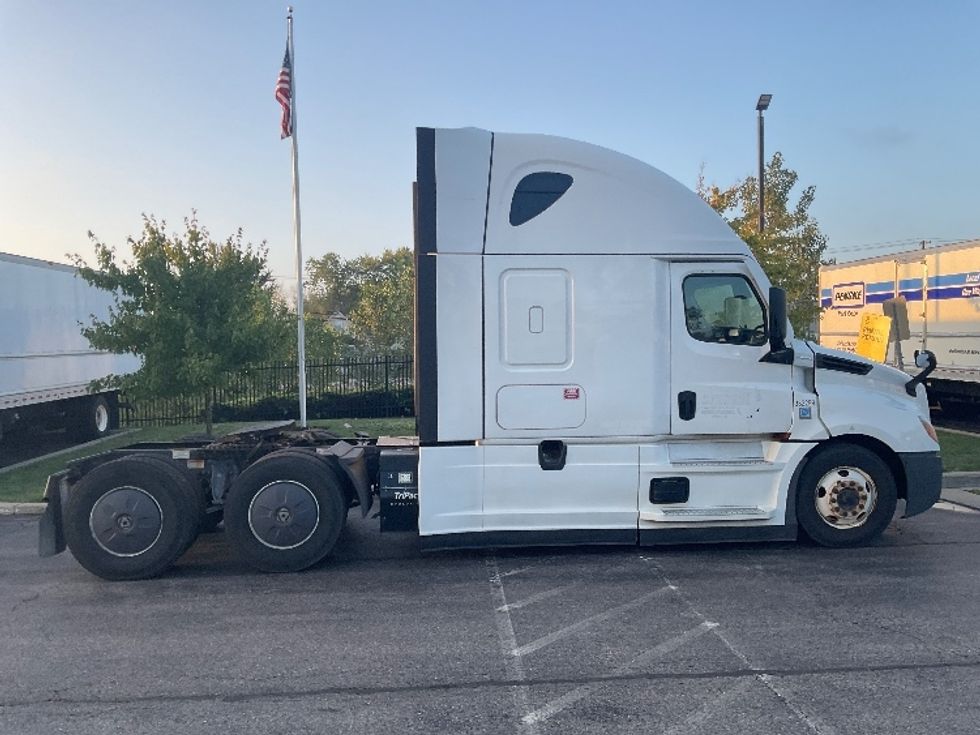 Sleeper Tractor-Heavy Duty Tractors-Freightliner-2021-T12664ST-Fredonia-NY-424,795\n\t\tmiles-$ 70,750 - Image 8