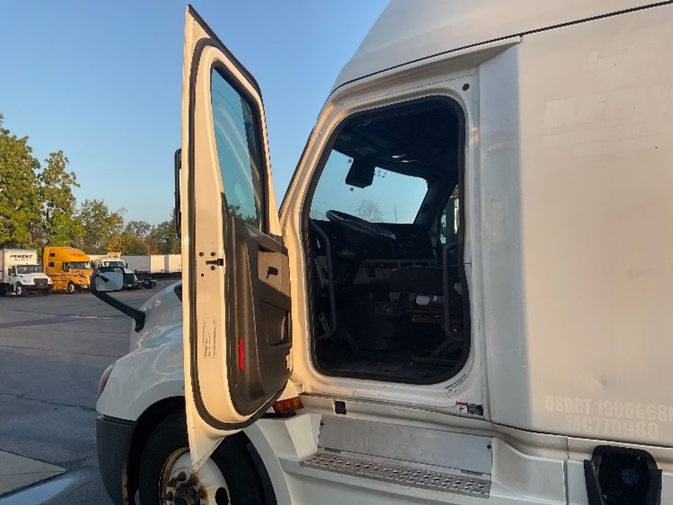 Sleeper Tractor-Heavy Duty Tractors-Freightliner-2021-T12664ST-Fredonia-NY-424,795\n\t\tmiles-$ 70,750 - Image 9