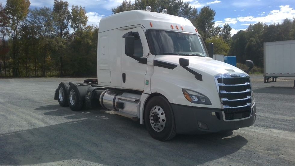 Sleeper Tractor-Heavy Duty Tractors-Freightliner-2021-T12664ST-Gadsden-AL-572,724\n\t\tmiles-$ 69,250 - Image 1