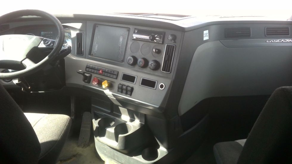 Sleeper Tractor-Heavy Duty Tractors-Freightliner-2021-T12664ST-Gadsden-AL-572,724\n\t\tmiles-$ 69,250 - Image 12