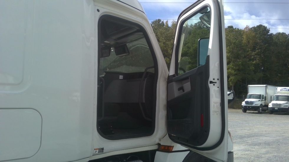 Sleeper Tractor-Heavy Duty Tractors-Freightliner-2021-T12664ST-Gadsden-AL-572,724\n\t\tmiles-$ 69,250 - Image 13