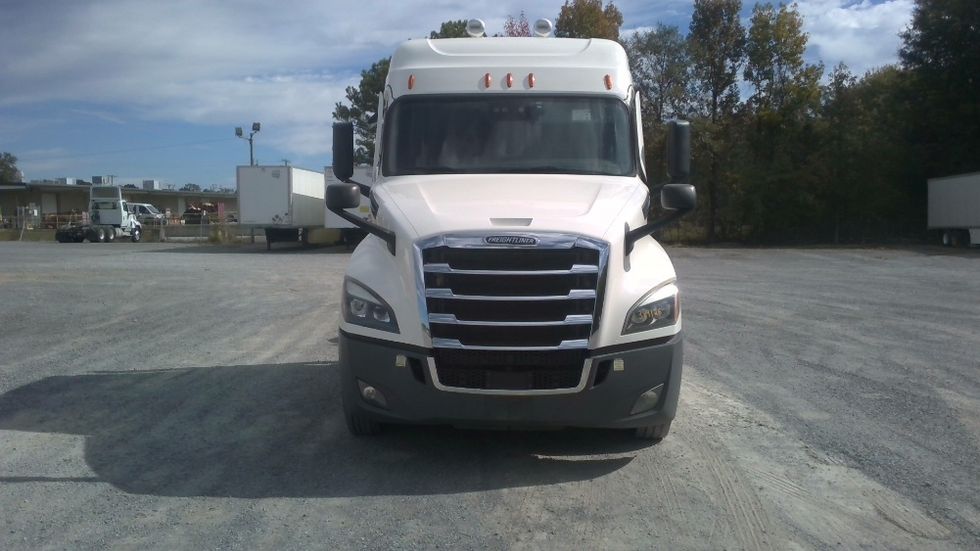 Sleeper Tractor-Heavy Duty Tractors-Freightliner-2021-T12664ST-Gadsden-AL-572,724\n\t\tmiles-$ 69,250 - Image 2
