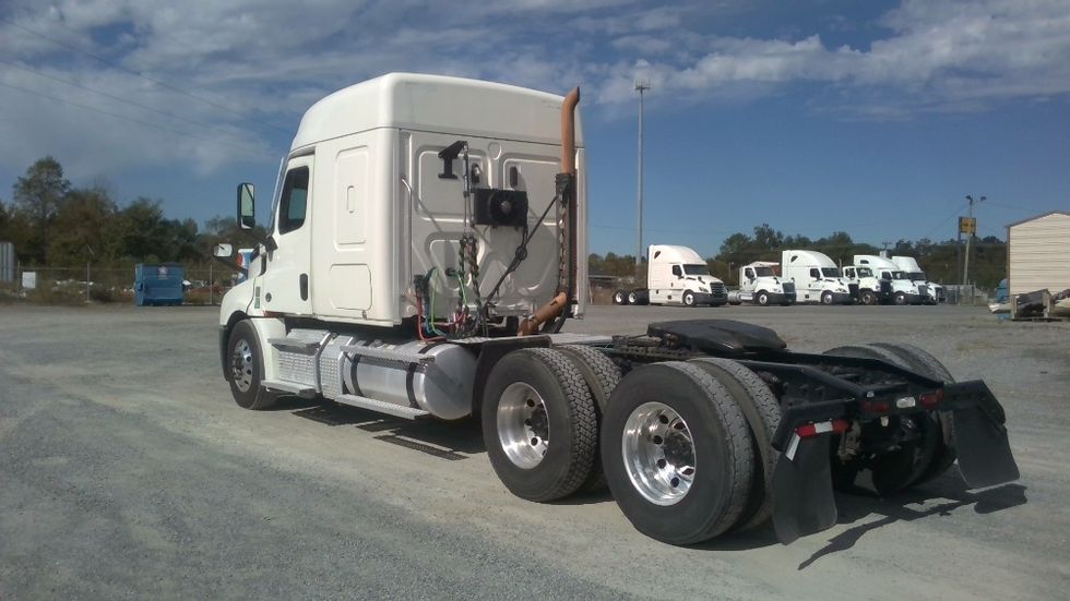 Sleeper Tractor-Heavy Duty Tractors-Freightliner-2021-T12664ST-Gadsden-AL-572,724\n\t\tmiles-$ 69,250 - Image 5