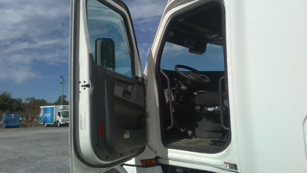 Sleeper Tractor-Heavy Duty Tractors-Freightliner-2021-T12664ST-Gadsden-AL-572,724\n\t\tmiles-$ 69,250 - Image 9
