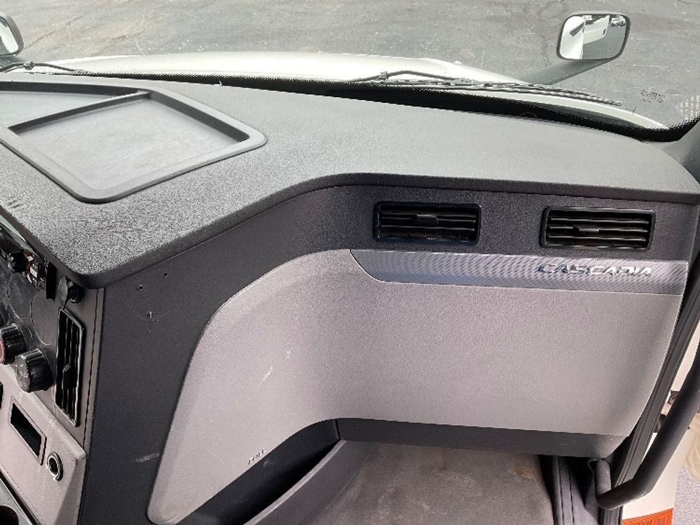 Sleeper Tractor-Heavy Duty Tractors-Freightliner-2021-T12664ST-Gainesville-GA-551,440\n\t\tmiles-$ 58,500 - Image 12