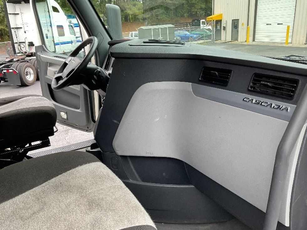 Sleeper Tractor-Heavy Duty Tractors-Freightliner-2021-T12664ST-Gainesville-GA-551,440\n\t\tmiles-$ 58,500 - Image 13