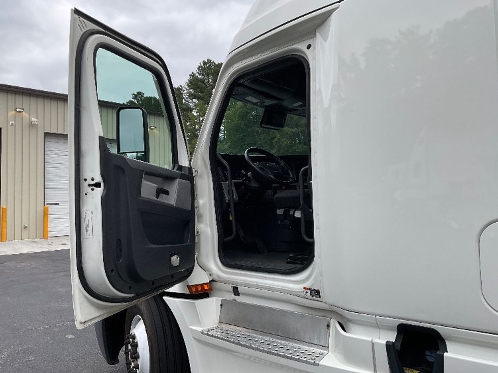 Sleeper Tractor-Heavy Duty Tractors-Freightliner-2021-T12664ST-Gainesville-GA-551,440\n\t\tmiles-$ 58,500 - Image 8
