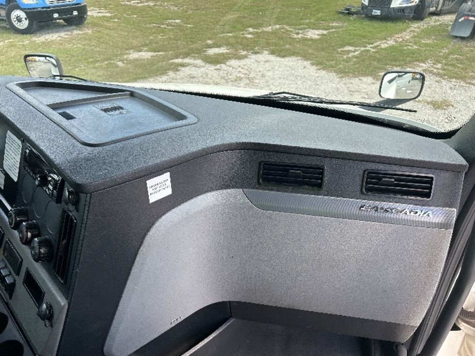 Sleeper Tractor-Heavy Duty Tractors-Freightliner-2021-T12664ST-Garden City-GA-604,560\n\t\tmiles-$ 55,750 - Image 14