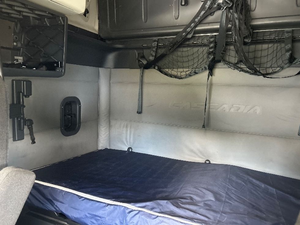 Sleeper Tractor-Heavy Duty Tractors-Freightliner-2021-T12664ST-Garden City-GA-604,560\n\t\tmiles-$ 55,750 - Image 16