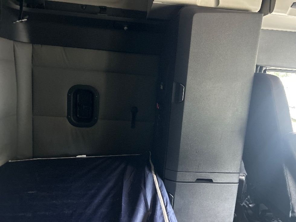 Sleeper Tractor-Heavy Duty Tractors-Freightliner-2021-T12664ST-Garden City-GA-604,560\n\t\tmiles-$ 55,750 - Image 18