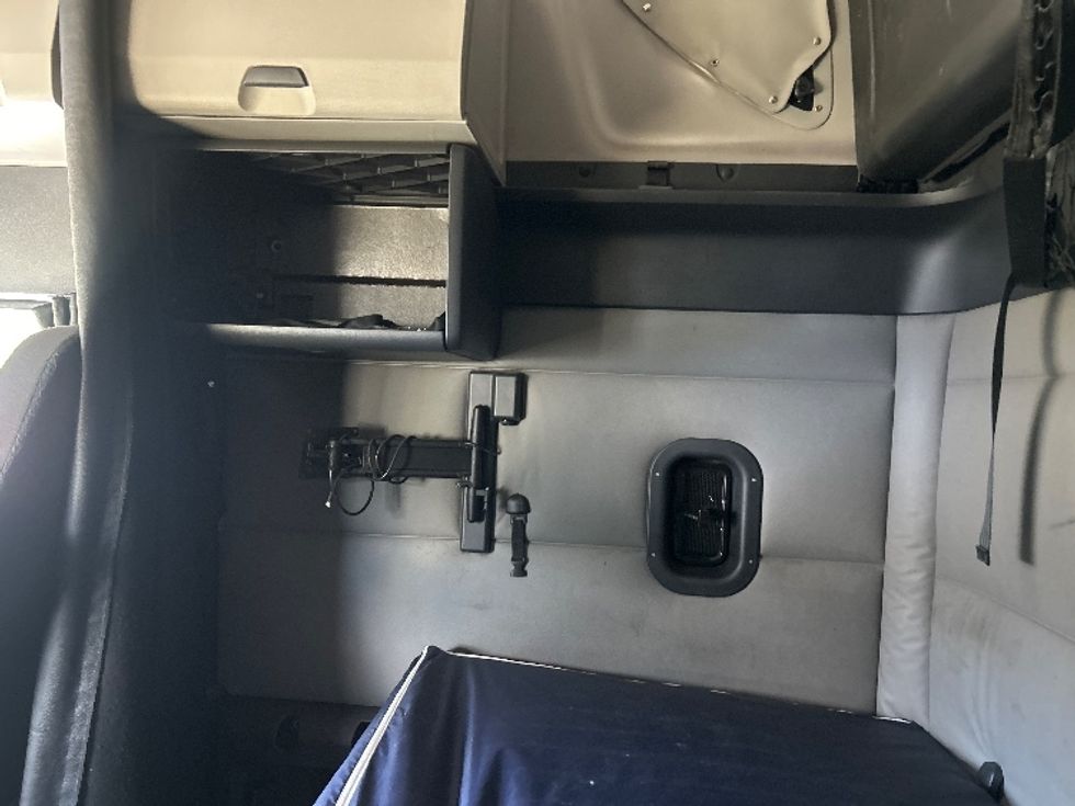 Sleeper Tractor-Heavy Duty Tractors-Freightliner-2021-T12664ST-Garden City-GA-604,560\n\t\tmiles-$ 55,750 - Image 19