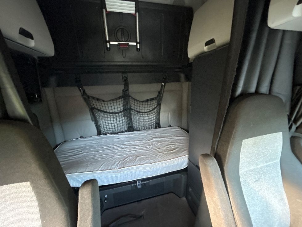 Sleeper Tractor-Heavy Duty Tractors-Freightliner-2021-T12664ST-Garden City-GA-624,798\n\t\tmiles-$ 55,750 - Image 16