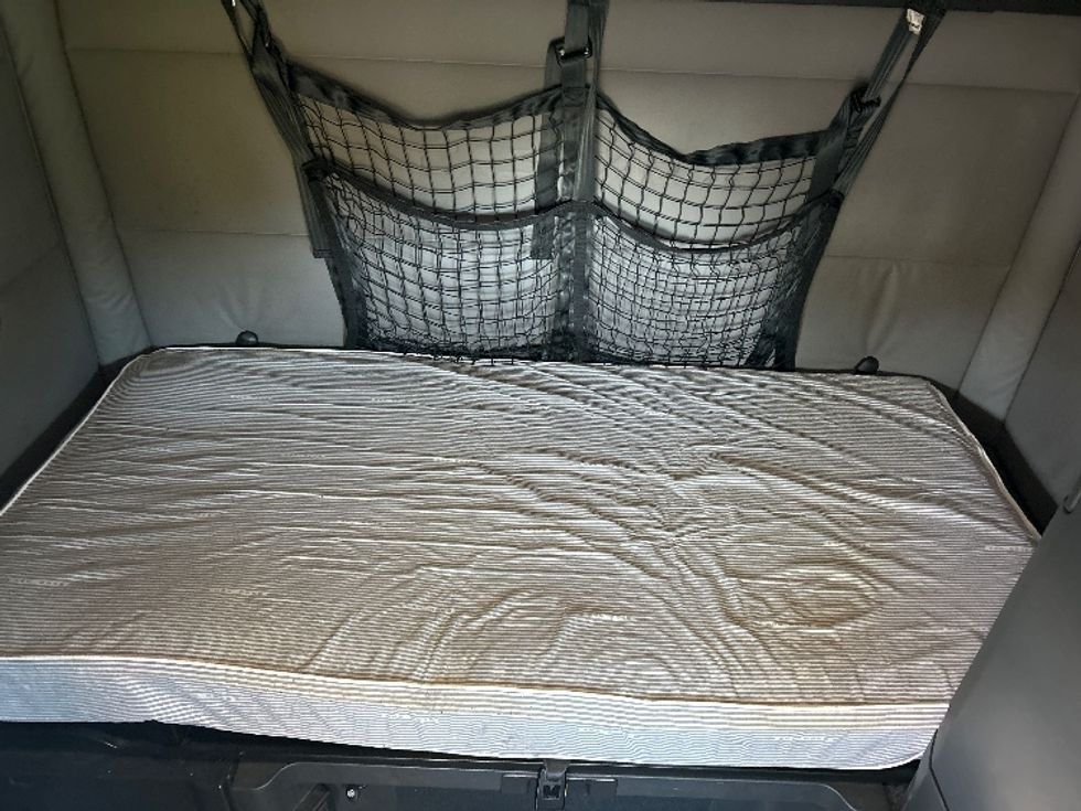 Sleeper Tractor-Heavy Duty Tractors-Freightliner-2021-T12664ST-Garden City-GA-624,798\n\t\tmiles-$ 55,750 - Image 17