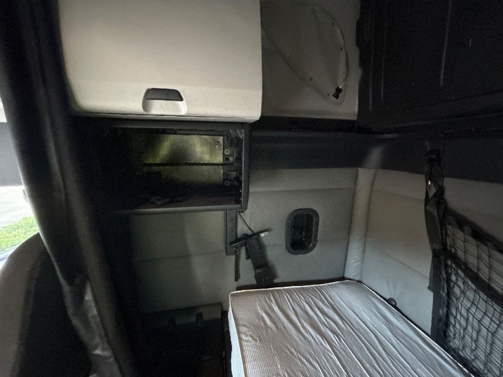 Sleeper Tractor-Heavy Duty Tractors-Freightliner-2021-T12664ST-Garden City-GA-624,798\n\t\tmiles-$ 55,750 - Image 19