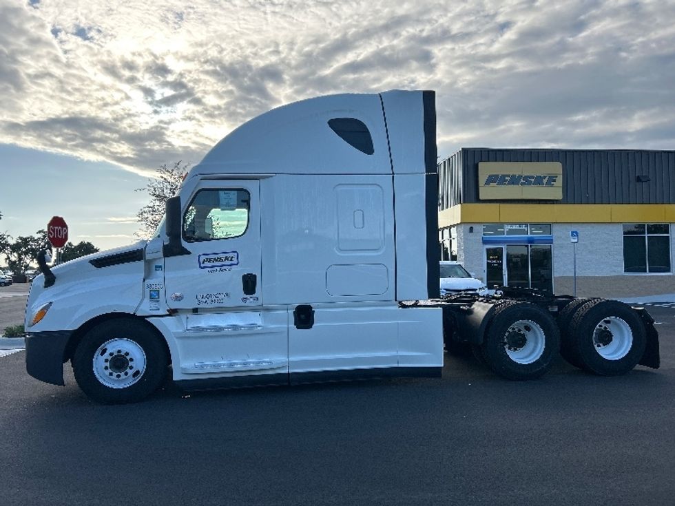 Sleeper Tractor-Heavy Duty Tractors-Freightliner-2021-T12664ST-Garden City-GA-624,798\n\t\tmiles-$ 55,750 - Image 4