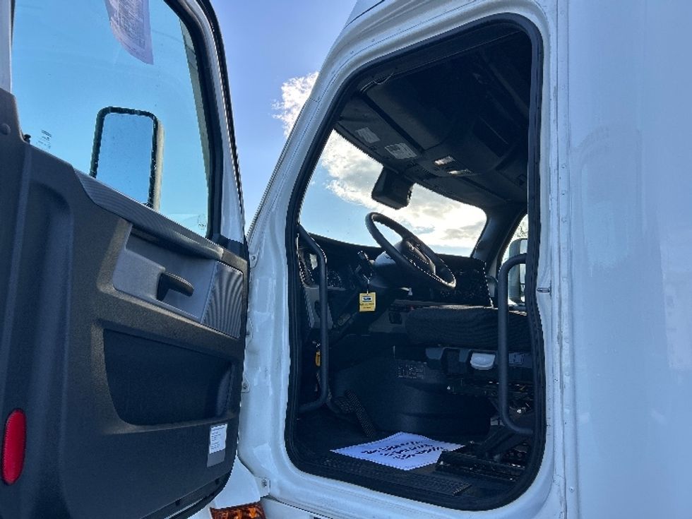 Sleeper Tractor-Heavy Duty Tractors-Freightliner-2021-T12664ST-Garden City-GA-624,798\n\t\tmiles-$ 55,750 - Image 9