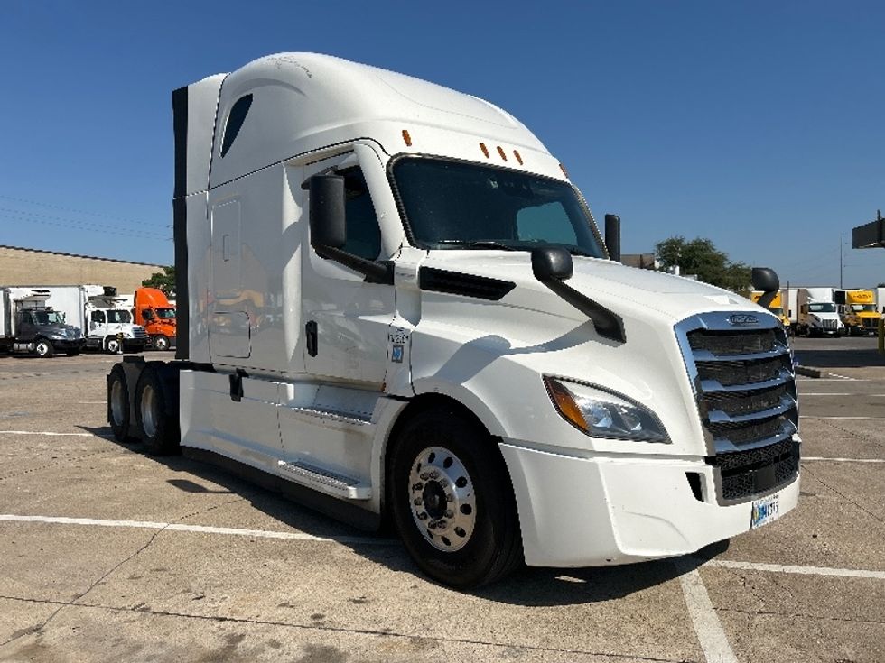 Sleeper Tractor-Heavy Duty Tractors-Freightliner-2021-T12664ST-Garland-TX-493,293\n\t\tmiles-$ 67,750 - Image 1