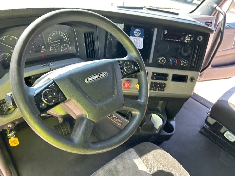 Sleeper Tractor-Heavy Duty Tractors-Freightliner-2021-T12664ST-Garland-TX-493,293\n\t\tmiles-$ 67,750 - Image 10