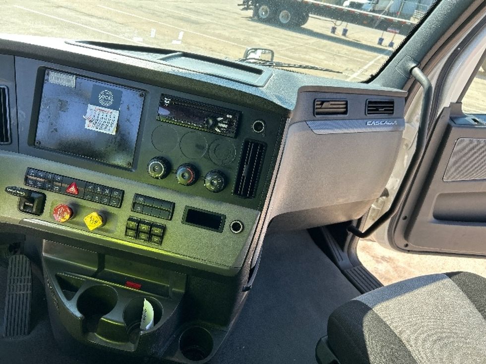 Sleeper Tractor-Heavy Duty Tractors-Freightliner-2021-T12664ST-Garland-TX-493,293\n\t\tmiles-$ 67,750 - Image 12