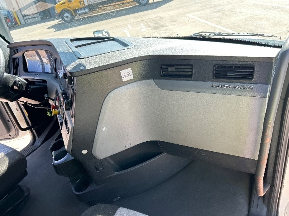 Sleeper Tractor-Heavy Duty Tractors-Freightliner-2021-T12664ST-Garland-TX-493,293\n\t\tmiles-$ 67,750 - Image 14