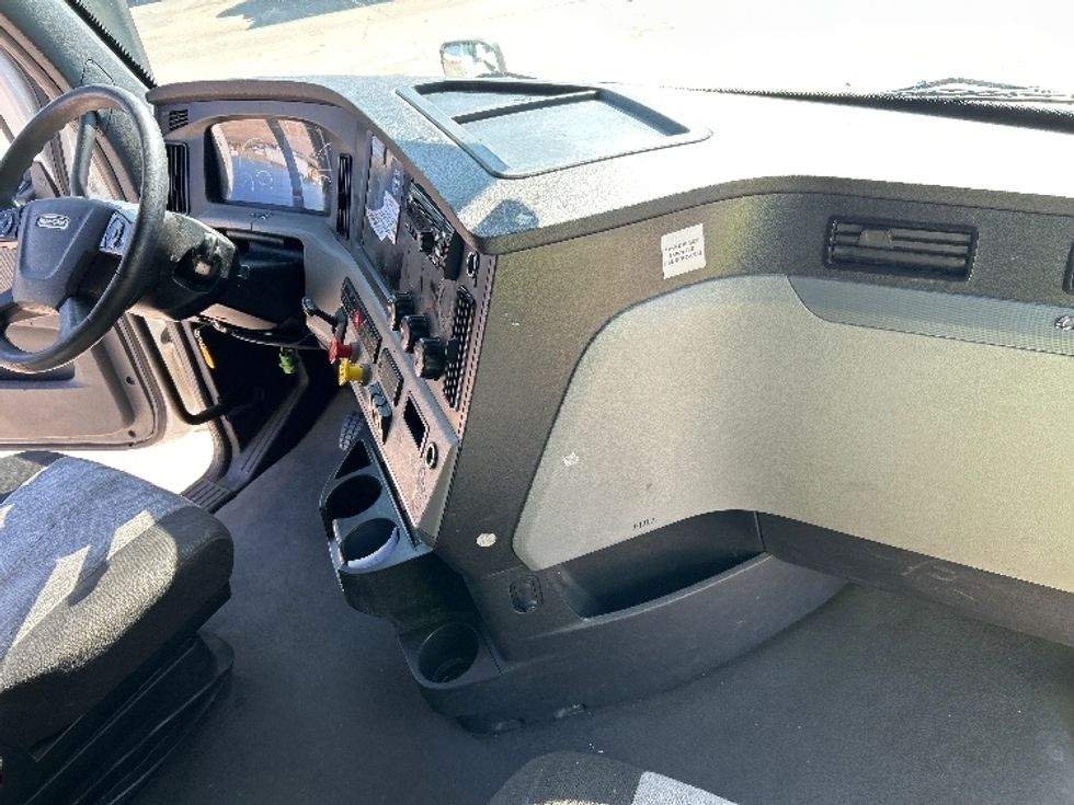 Sleeper Tractor-Heavy Duty Tractors-Freightliner-2021-T12664ST-Garland-TX-493,293\n\t\tmiles-$ 67,750 - Image 15