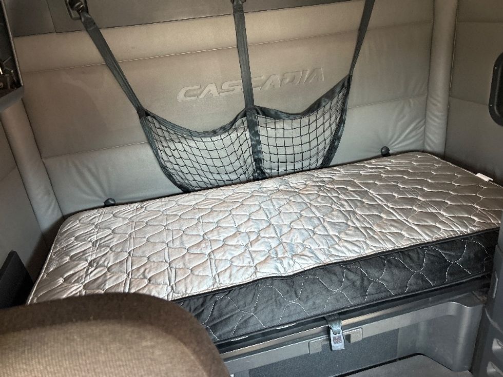 Sleeper Tractor-Heavy Duty Tractors-Freightliner-2021-T12664ST-Garland-TX-493,293\n\t\tmiles-$ 67,750 - Image 16