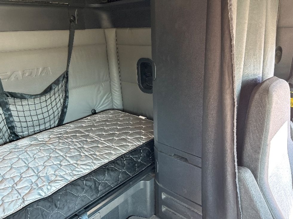 Sleeper Tractor-Heavy Duty Tractors-Freightliner-2021-T12664ST-Garland-TX-493,293\n\t\tmiles-$ 67,750 - Image 18