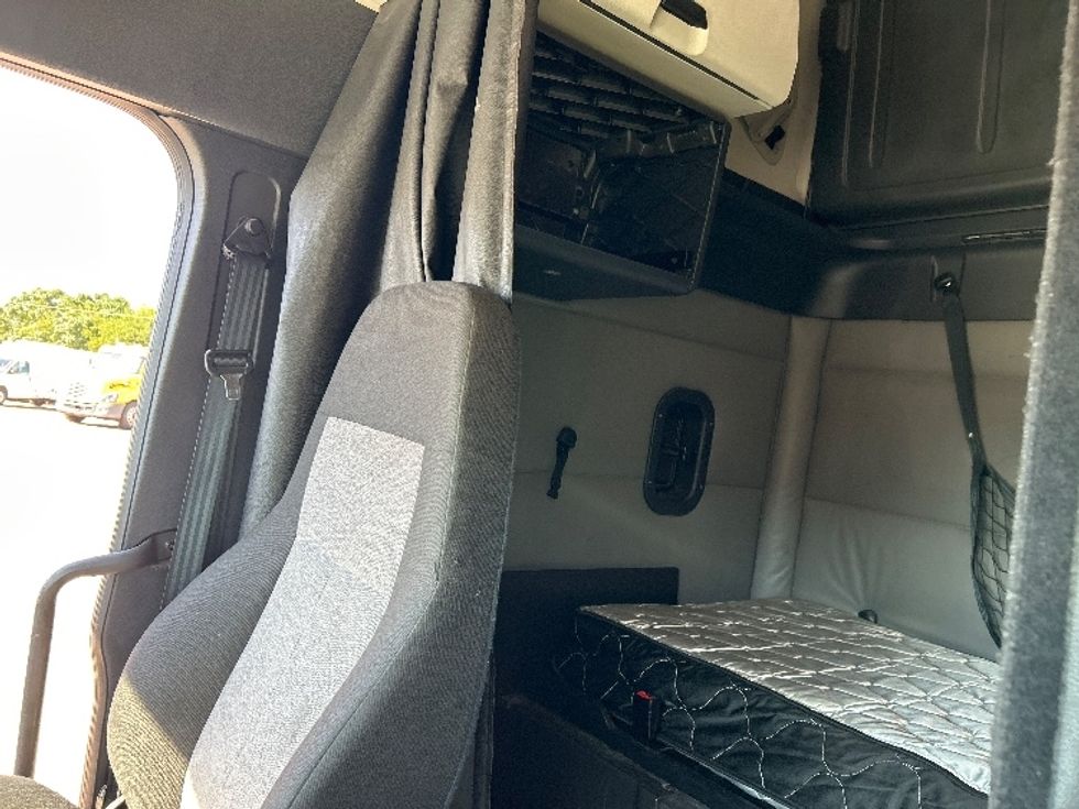 Sleeper Tractor-Heavy Duty Tractors-Freightliner-2021-T12664ST-Garland-TX-493,293\n\t\tmiles-$ 67,750 - Image 19