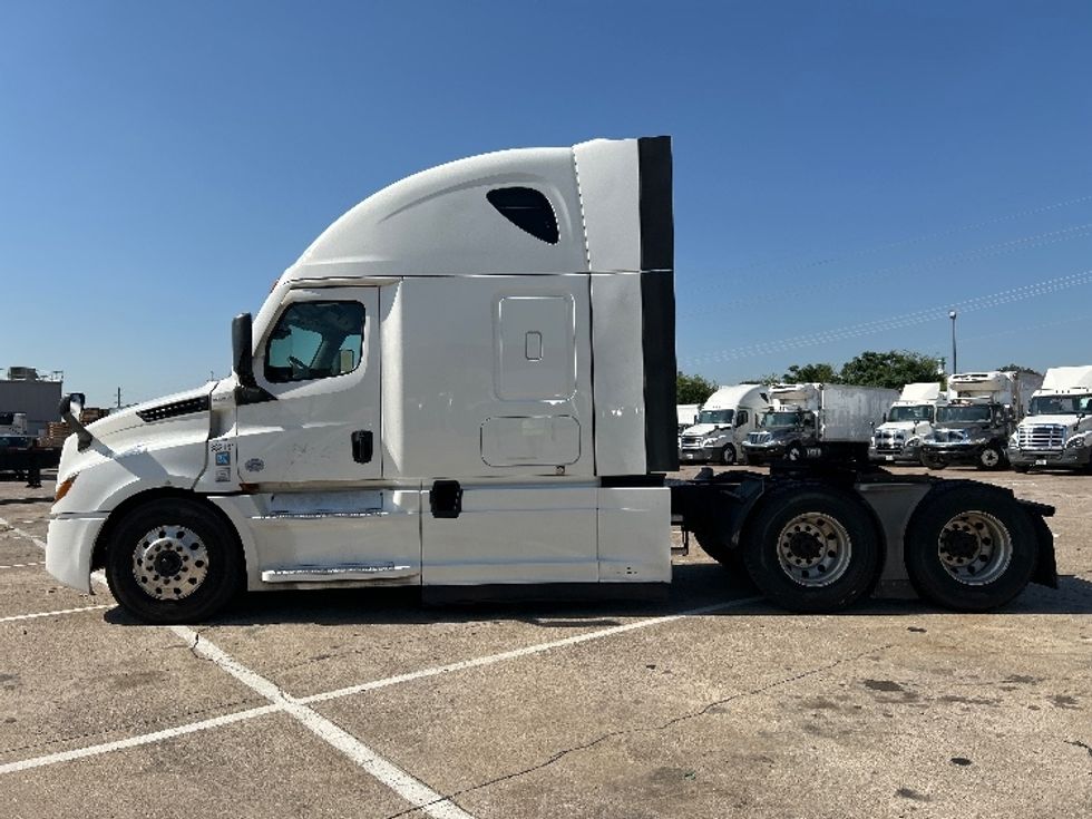 Sleeper Tractor-Heavy Duty Tractors-Freightliner-2021-T12664ST-Garland-TX-493,293\n\t\tmiles-$ 67,750 - Image 4