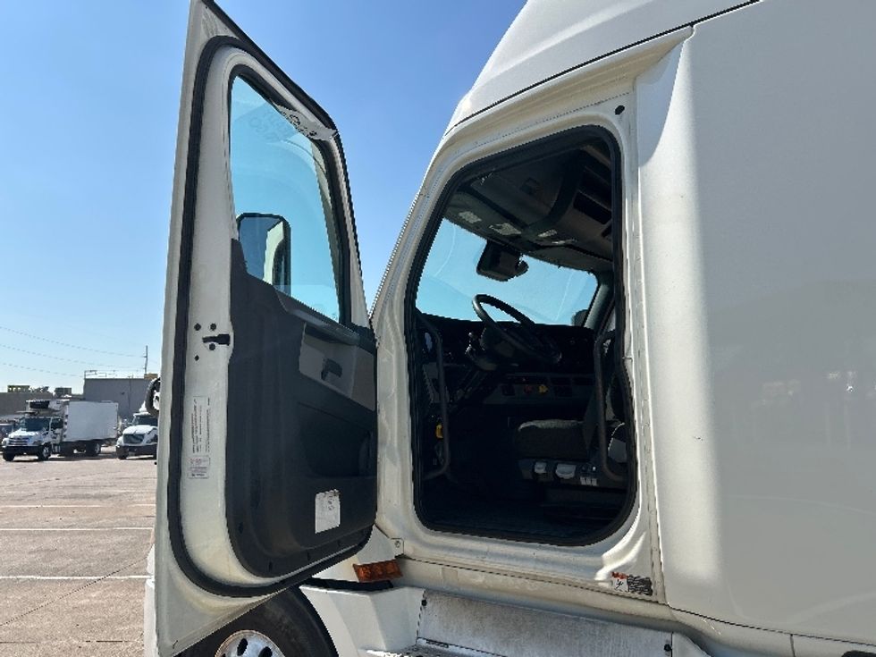 Sleeper Tractor-Heavy Duty Tractors-Freightliner-2021-T12664ST-Garland-TX-493,293\n\t\tmiles-$ 67,750 - Image 9