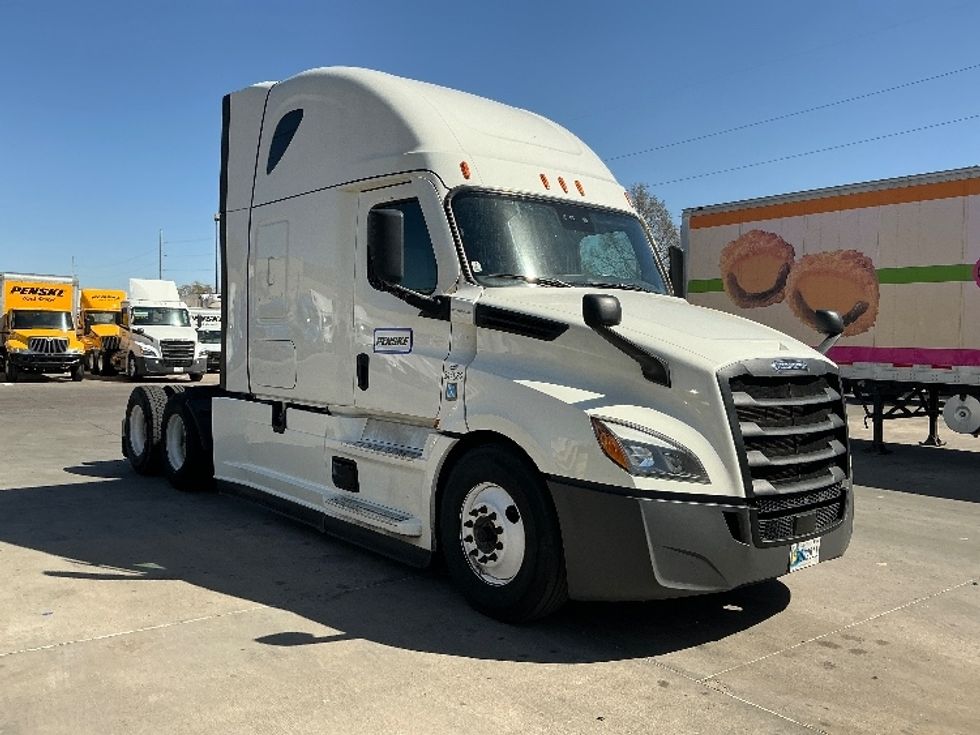 Sleeper Tractor-Heavy Duty Tractors-Freightliner-2021-T12664ST-Garland-TX-558,287\n\t\tmiles-$ 60,500 - Image 1