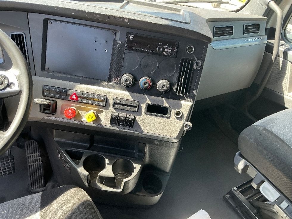 Sleeper Tractor-Heavy Duty Tractors-Freightliner-2021-T12664ST-Garland-TX-558,287\n\t\tmiles-$ 60,500 - Image 12