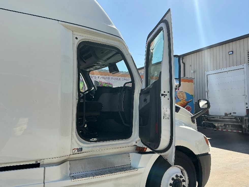 Sleeper Tractor-Heavy Duty Tractors-Freightliner-2021-T12664ST-Garland-TX-558,287\n\t\tmiles-$ 60,500 - Image 13