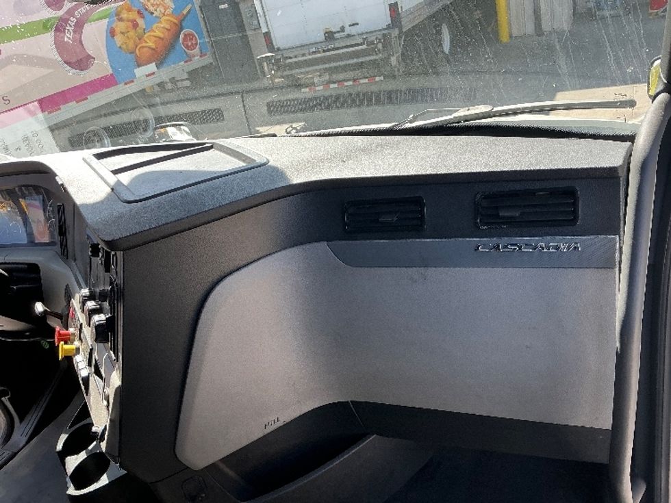 Sleeper Tractor-Heavy Duty Tractors-Freightliner-2021-T12664ST-Garland-TX-558,287\n\t\tmiles-$ 60,500 - Image 14