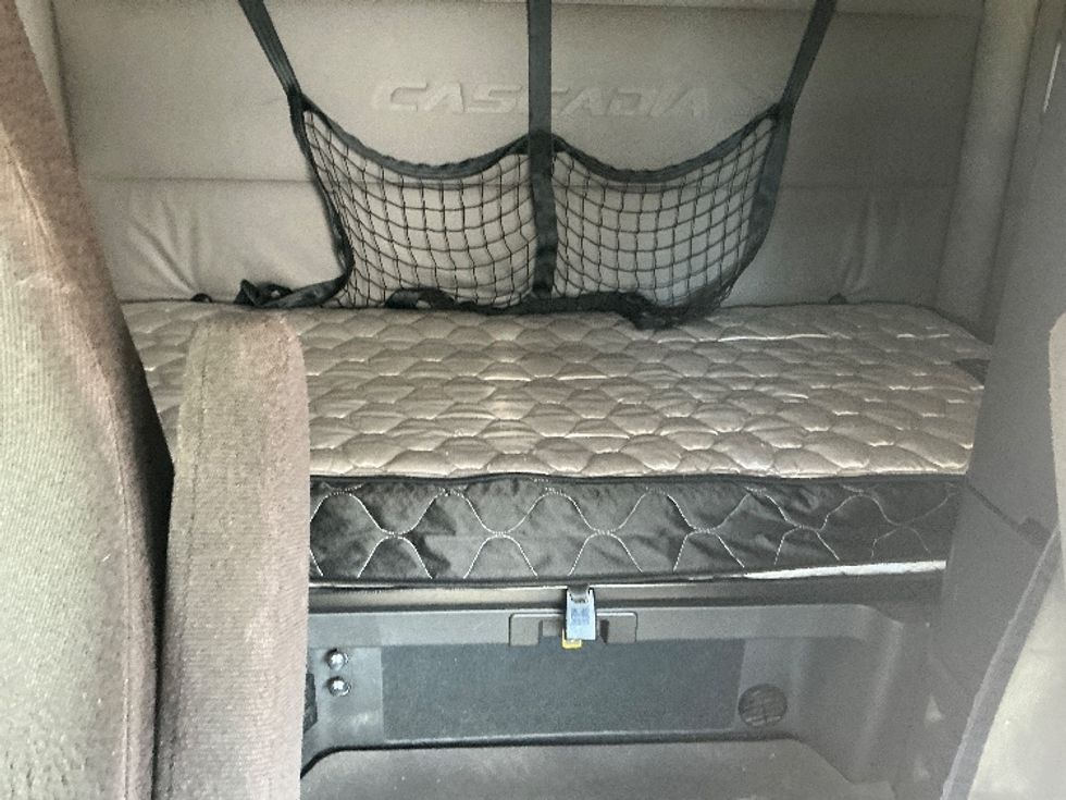 Sleeper Tractor-Heavy Duty Tractors-Freightliner-2021-T12664ST-Garland-TX-558,287\n\t\tmiles-$ 60,500 - Image 16