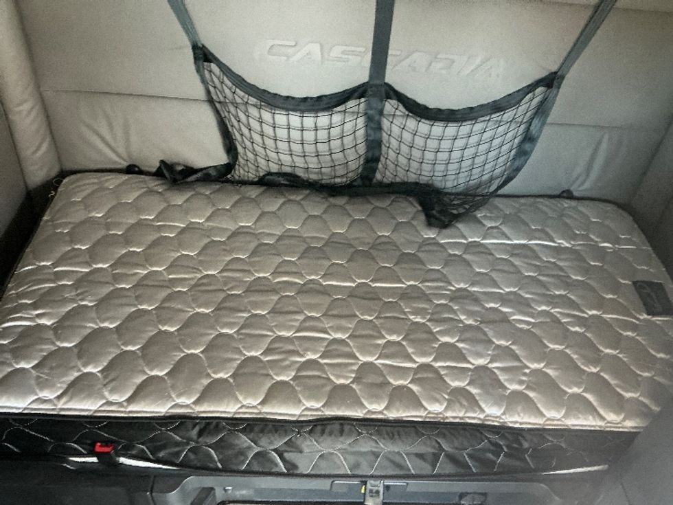 Sleeper Tractor-Heavy Duty Tractors-Freightliner-2021-T12664ST-Garland-TX-558,287\n\t\tmiles-$ 60,500 - Image 17