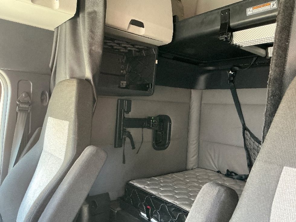 Sleeper Tractor-Heavy Duty Tractors-Freightliner-2021-T12664ST-Garland-TX-558,287\n\t\tmiles-$ 60,500 - Image 19