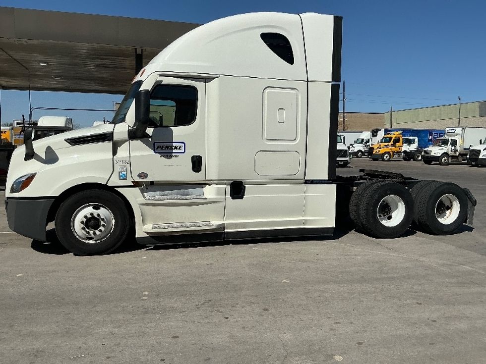 Sleeper Tractor-Heavy Duty Tractors-Freightliner-2021-T12664ST-Garland-TX-558,287\n\t\tmiles-$ 60,500 - Image 4