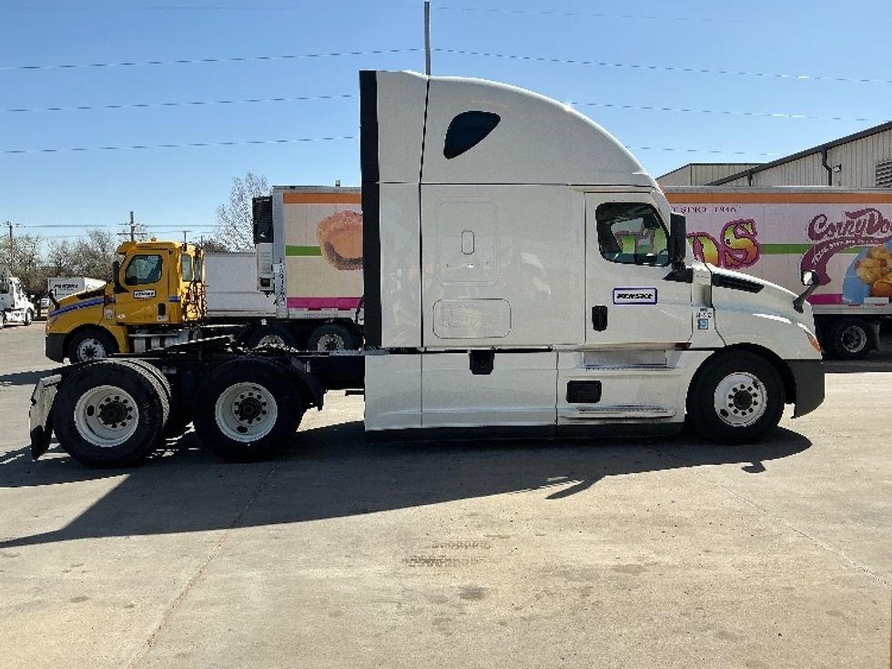 Sleeper Tractor-Heavy Duty Tractors-Freightliner-2021-T12664ST-Garland-TX-558,287\n\t\tmiles-$ 60,500 - Image 8