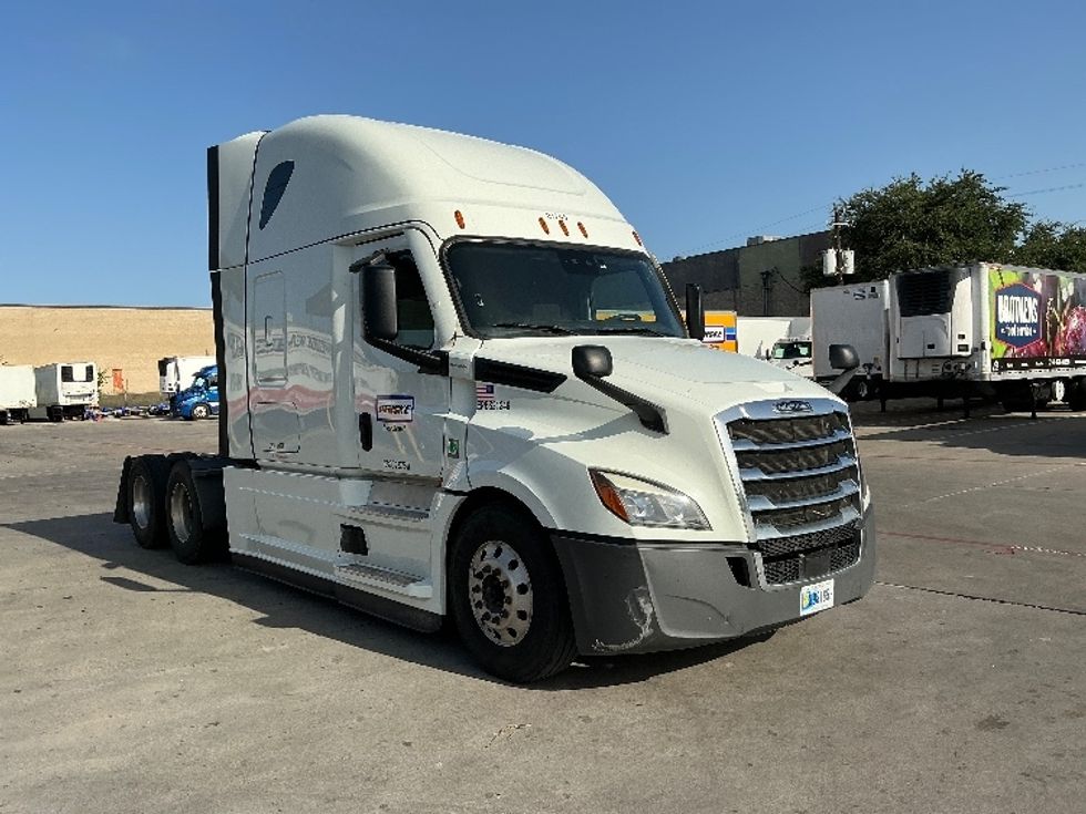 Sleeper Tractor-Heavy Duty Tractors-Freightliner-2021-T12664ST-Garland-TX-566,354\n\t\tmiles-$ 65,500 - Image 1