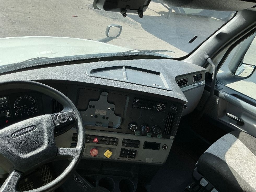 Sleeper Tractor-Heavy Duty Tractors-Freightliner-2021-T12664ST-Garland-TX-566,354\n\t\tmiles-$ 65,500 - Image 11