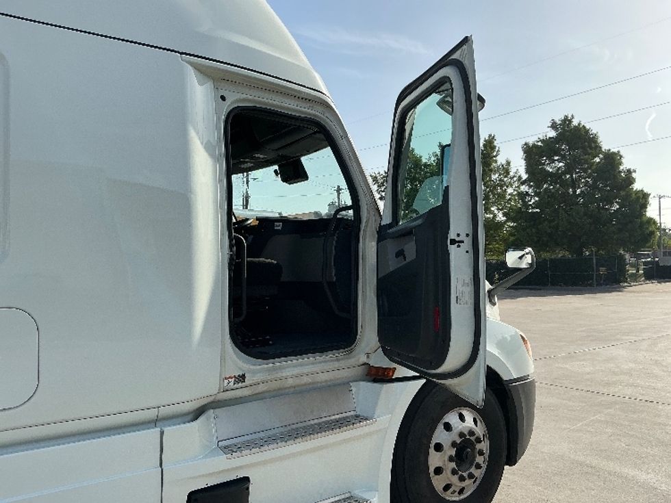 Sleeper Tractor-Heavy Duty Tractors-Freightliner-2021-T12664ST-Garland-TX-566,354\n\t\tmiles-$ 65,500 - Image 13