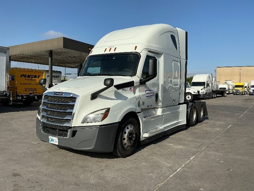 Sleeper Tractor-Heavy Duty Tractors-Freightliner-2021-T12664ST-Garland-TX-566,354\n\t\tmiles-$ 65,500 - Image 3