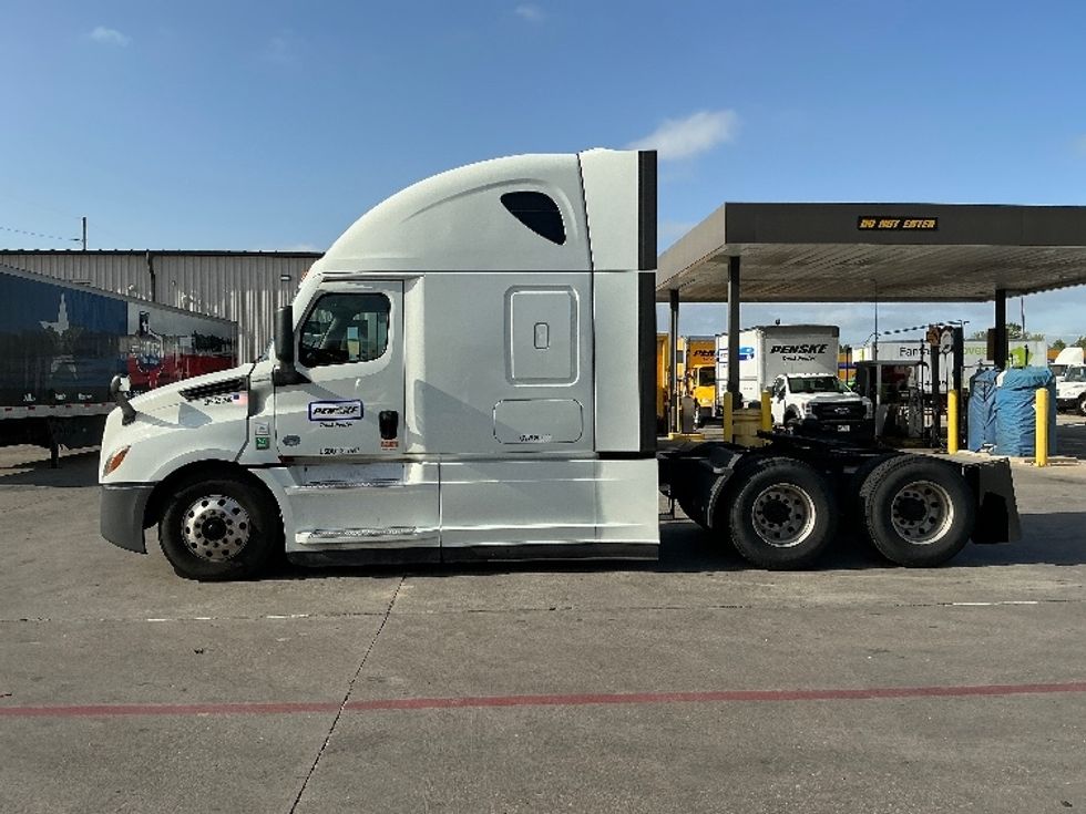 Sleeper Tractor-Heavy Duty Tractors-Freightliner-2021-T12664ST-Garland-TX-566,354\n\t\tmiles-$ 65,500 - Image 4