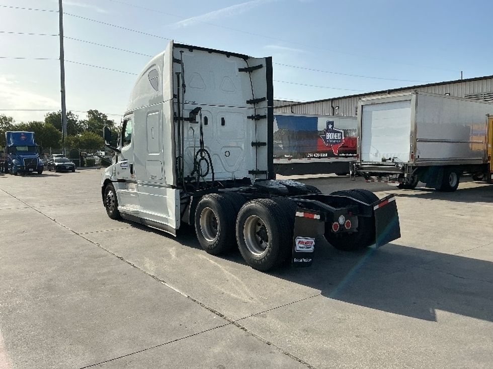 Sleeper Tractor-Heavy Duty Tractors-Freightliner-2021-T12664ST-Garland-TX-566,354\n\t\tmiles-$ 65,500 - Image 5