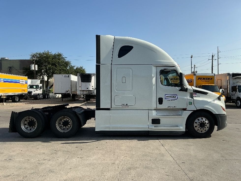 Sleeper Tractor-Heavy Duty Tractors-Freightliner-2021-T12664ST-Garland-TX-566,354\n\t\tmiles-$ 65,500 - Image 8