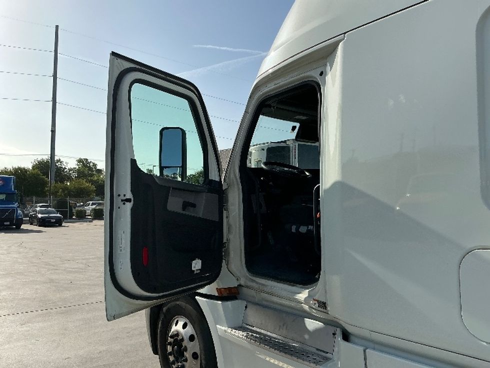 Sleeper Tractor-Heavy Duty Tractors-Freightliner-2021-T12664ST-Garland-TX-566,354\n\t\tmiles-$ 65,500 - Image 9