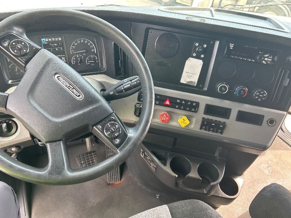 Sleeper Tractor-Heavy Duty Tractors-Freightliner-2021-T12664ST-Garland-TX-569,810\n\t\tmiles-$ 58,750 - Image 11