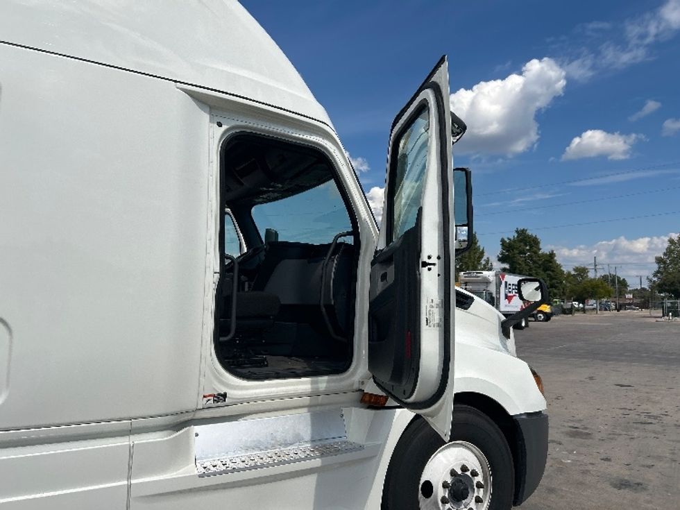 Sleeper Tractor-Heavy Duty Tractors-Freightliner-2021-T12664ST-Garland-TX-569,810\n\t\tmiles-$ 58,750 - Image 13