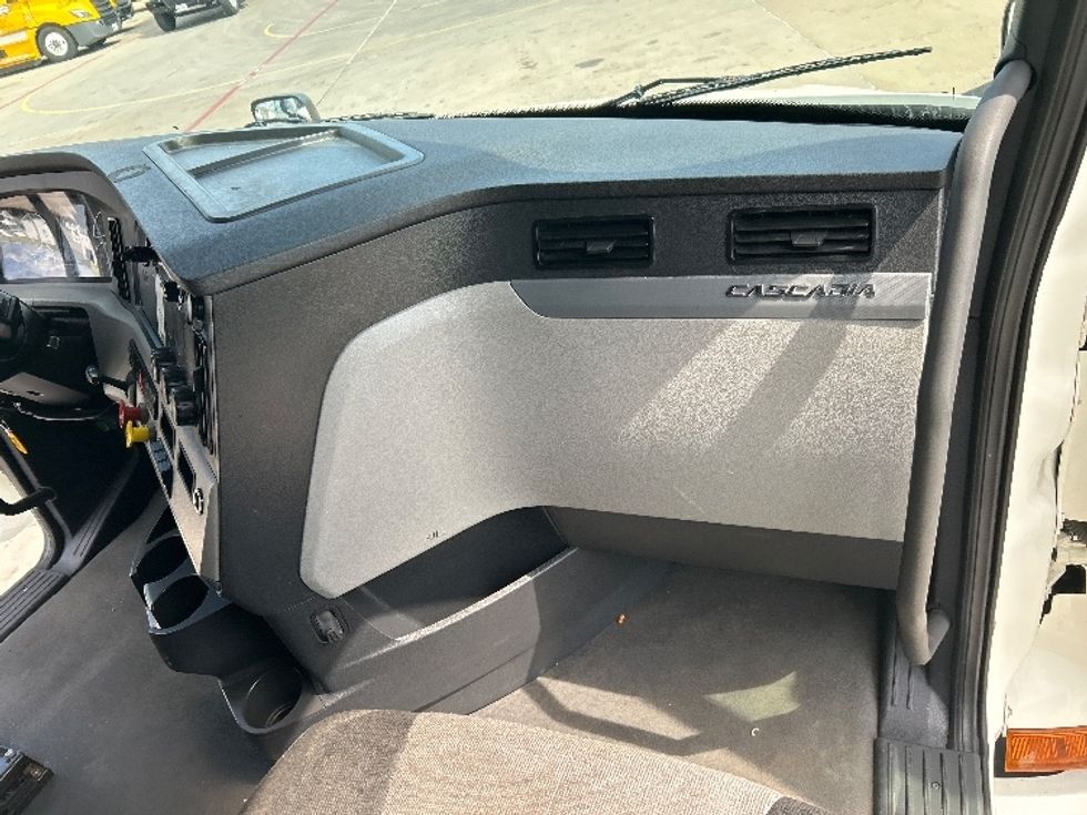 Sleeper Tractor-Heavy Duty Tractors-Freightliner-2021-T12664ST-Garland-TX-569,810\n\t\tmiles-$ 58,750 - Image 14